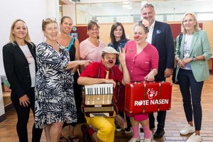 Die SeF-Sommerbetreuung konnte auch heuer wieder organisiert werden. Stadträtin Mag. Corinna Smrecnik besuchte die Betreuungseinrichtung mit weiteren Verantwortlichen. Foto: StadtKommunikation / Kulmer