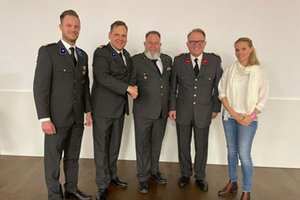 Am Bild v.l.n.r.: Dr. Christian Wankmüller, Philip Kucher, Helmut Sagerschnig, Dr. Peter Ambrozy, Dr. Christine Wolrab-Leitgeb. Foto: Rotes Kreuz Kärnten