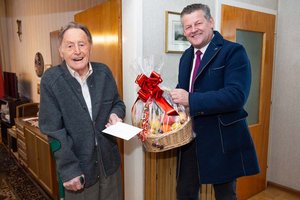 Zum 102. Geburtstag bekam Alfred Schlagg am Sonntag von Bürgermeister Christian Scheider einen Geschenkskorb mit vielen Vitaminen überreicht. Foto: StadtKommunikation/Hude