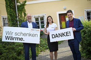 Caritasdirektor Mag. Ernst Sandriesser und Maga. Roberta Striedinger (Caritas) danken STW-Vorstand Dipl.-Ing. Erwin Smole, Foto: Helge Bauer