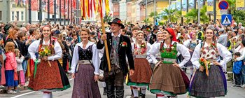 Villacher Kirchtag: Trachtenumzug trotzt Regenwetter