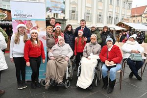 Bürgermeister Christian Scheider begrüßte mit Vizebürgermeister Mag. Philipp Liesnig und Stadträtin Mag. Corinna Smrecnik Seniorinnen und Senioren auf dem Klagenfurter Christkindlmarkt. Foto: StadtKommunikation/Hronek