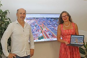 DI Günter Koren und Stadträtin DI Constance Mochar zeigen die neusten Entwicklungen im Digitalen Zwilling, dem 3D-Modell der Stadt. Foto: SK/Glinik