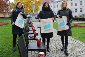 Frauenreferentin Stadträtin Mag. Corinna Smrecnik mit den Frauenbeauftragten von Stadt und Land, Mag. Astrid Malle und Mag. Martina Gabriel bei der Aktion „Dieser Stuhl bleibt leer“ im Landhauspark. Foto: StadtKommunikation