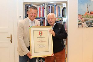 Professor Helmar Steindl erhielt von Bürgermeister Christian Scheider die Dank- und Anerkennungsurkunde. Foto: StadtKommunikation / Zechner