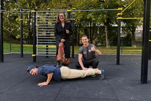 Marvin Schuppe (hängend) und Daniel Krobath (in Liegestützposition) mit Sportstadträtin DI Constance Mochar. Foto: Büro Mochar
