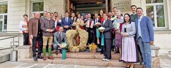 Erntekrone an Kärntner Landesregierung übergeben. Foto: Mein Klagenfurt