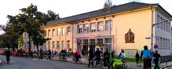 Klagenfurter Politiker fuhren heute mit dem Rad zur Schule, um sich Verbesserungsmöglichkeiten im Radwegenetz anzusehen