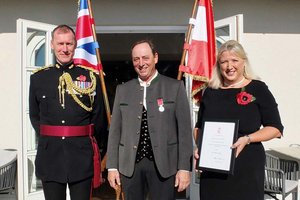 Britischer Militärattache Ewan Harris, Gärtnermeister Albert Sifrar, britische Botschafterin Lindsay Skoll. Foto: Britische Botschaft / Wiesboeck