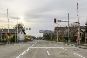 Totalschaden: Auto brannte bei Bahnübersetzung am Südring aus. Foto: Thomas Hude