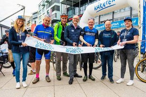 Die Velovista-Tour führte durch einige Kärntner Städte und Gemeinden. Die Route führte auch nach Klagenfurt. Stadtrat Max Habenicht radelte mit und begrüßte die Teilnehmer, darunter auch Ski-Ass Franz Klammer. Foto: PSB Media