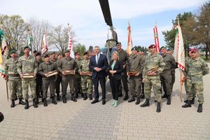 Gruppenfoto der Soldaten des Jahres mit Bundeskanzler Nehammer und Verteidigungsministerin Tanner. Foto: Manfred Raunegger