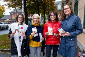 v.l.n.r. Saskia Fischer, Lydia Ruppitsch, Astrid Kumer-Daxerer und Frauenreferentin Stadträtin DI Constance Mochar bei der Verteilaktion vor dem Musilhaus. Foto: StadtKommunikation / Kulmer