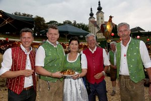 LH Peter Kaiser eröffnete gestern mit Organisatoren und LR Fellner das Gackern in St. Andrä. Foto: LPD Kärnten/Krainz