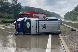 Polizeibus im Einsatz kam auf der Südautobahn bei Velden ins Schleudern. Foto: Landespolizeidirektion Kärnten