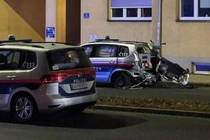 Polizeiauto im Einsatz in Unfall verwickelt. Foto: 5 Minuten