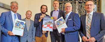 Vertreter alpiner Vereine übergaben heute vor der Landtagssitzung im Landhaushof LH Peter Kaiser und Landtagspräsident Reinhart Rohr eine Petition mit der Bitte, diese im Rahmen der Landeshauptleutekonferenz zu unterstützen. Foto: Mein Klagenfurt