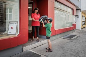 Caritas bittet um Schultaschen und Schulartikel. Foto: Caritas/Johannes Leitner
