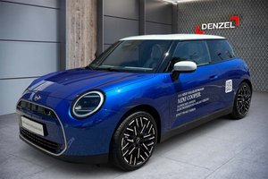Neue E- und Hybridmodelle verschiedener Automarken werden in der Klagenfurter Innenstadt ausgestellt. Beim Gewinnspiel wird vom Autohaus Denzel beispielsweise ein Wochenende mit dem neuen vollelektrischen MINI Cooper verlost. Foto: Autohaus Denzel
