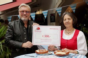 Spendenübergabe an die Vinzenzgemeinschaft. Obfrau Irmgard Groier und Obmann Andreas Hasenzagl. Foto: Wajand/Mariquitas