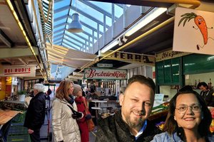 Valentin und Irmgard Theuermann ziehen mit ihrer regionalen Produktpalette in die Koje 4 in der Markthalle am Benediktinermarkt ein.