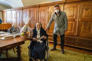 Bürgermeister Christian Scheider gratuliert Schwester Maria Nopp zu ihrem 104. Geburtstag. Foto: SK / Sukalo
