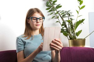 Tablets gehören mittlerweile zum Schulalltag. Wichtig ist, Nutzungszeiten zu begrenzen und für ausreichend Abstand zum Bildschirm zu sorgen. Foto: Bundesinnung der Augen- und Kontaktlinsenoptiker