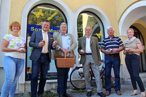 Irina Schweiger, Bürgermeister Christian Scheider, Albert Goritschnig, Eduard Lanner und Ferdinand Petschar vom Bienenzuchtverein sowie SOMA-Leiterin Mag. Theres Leber. Foto: StadtKommunikation/Wedenig