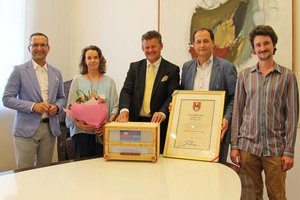 Bürgermeister Christian Scheider und Stadtrat Mag. Franz Petritz gratulieren Gabriel Lipuš, Dr. Larissa Krainer und Dorian Krištof von „Agora“ zum 25jährigen Jubiläum. Foto: StadtKommunikation