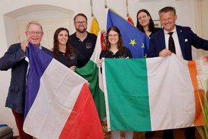 Europahaus-Präsident Christof Zernatto, Europahaus-Geschäftsführer Marc Germeshausen mit Bürgermeister Christian Scheider und Schülerinnen am Europatag. Foto: StadtKommunikation/Wajand