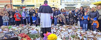 Feierliche Segnung der Speisen am Benediktinermarkt