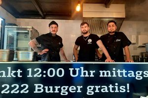 Ansturm am Heuplatz: Le Burger verschenkte zu Mittag 222 Burger. Foto: Mein Klagenfurt