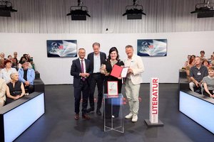 Bürgermeister Christian Scheider, Kulturstadtrat Mag. Franz Petritz und Juror Thomas Strässle gratulieren Bachmannpreis- und Publikumspreisträgerin Lena Schätte. Foto: Johannes Puch
