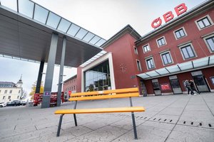 Installation Orange Bank am Klagenfurter Hauptbahnhof: Foto: kaerntenphoto/Marion Assam