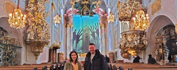 Künstlerin Eva Petric und Dompfarrer Dr. Peter Allmaier in der Klagenfurter Domkirche