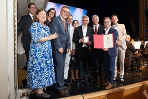 Nicholas Milton, LH Peter Kaiser, LAbg. Markus Malle, Intendant Aron Stiehl mit Theaterausschuss-Mitgliedern und Kulturverantwortlichen. Foto: LPD Kärnten/Gleiss