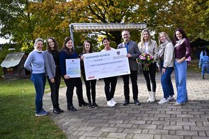 Stadtrat Mag. Franz Petritz, Referent für Elementarpädagogik, gratulierte der Leiterin des MINT-Kindergartens „Sonnenschein“ Daniela Wrumnig, MA und ihrem Team zu dem großartigen Erfolg. Foto: StadtKommunikation / Bauer