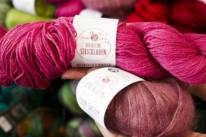 Stricken und Geschichten genießen bei erster Stricklesung in Klagenfurt. Foto: sabinebiedermann.com / Stoff&Chic