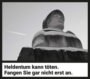 Das Foto zeigt das umstrittene Denkmal des „Kapuzinerwastl“ in Bruneck/Brunico, IT. Foto/Grafik: VADA