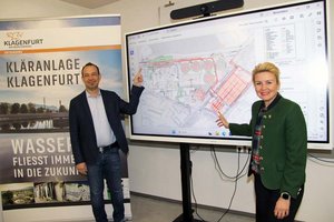 Entsorgungsreferentin Stadträtin Sandra Wassermann BA und Ing. Gernot Bogensberger, Leiter Abteilung Entsorgung, freuen sich über den Projektfortschritt bei der Kläranlage neu. Foto: StadtKommunikation/Spatzek