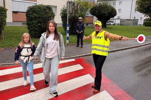 Verkehrsinspektor Michael Kriegl, Hanna und Lena sowie Stadträtin Sandra Wassermann, BA MA beim Schutzweg vor der Volksschule in Viktring. Foto: Büro Wassermann