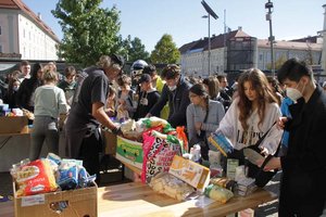 Klagenfurter und St. Veiter Schüler sammelten 2,3 Tonnen Lebensmittel für Menschen in Not. Foto: Caritas