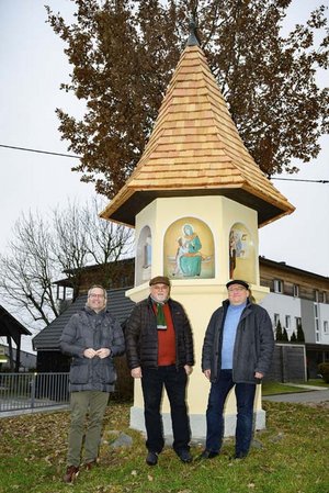 Kulturreferent Stadtrat Mag. Franz Petritz und Kulturabteilungsleiter Mag. Alexander Gerdanovits haben gemeinsam mit Gemeinderat a.D. Ferdinand Sucher beim generalsanierten Marterl in Pokeritsch. Foto: StadtKommunikation / Hude