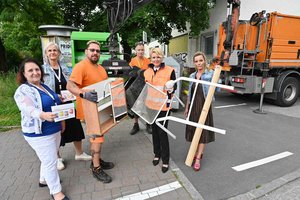 Die städtischen Abfallberaterinnen Manuela Hochmaier und Astrid Albrecht, Stadträtin Sandra Wassermann, Elisabeth Niederer und Entsorgungs-Mitarbeiter beseitigten illegale Müllablagerungen. Foto: StadtKommunikation/Hronek