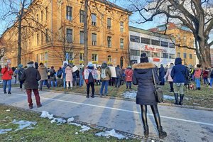Demonstrationszug stoppt vor der Antenne Kärnten und skandiert „Lügenpresse“