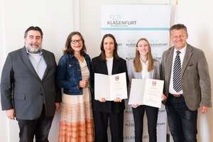 Bürgermeister Christian Scheider und Sportstadträtin DI Constance Mochar gratulierten Tamina Schall, Anja Adamitsch und General Manager Martin Kogler zum Aufstieg in die Top Division. Foto: Nicolas Zangerle