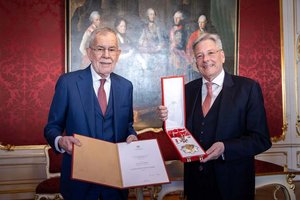 Bundespräsident Van der Bellen verleiht LH Peter Kaiser für sein langjähriges Wirken das Große Goldene Ehrenzeichen am Bande für Verdienste um die Republik Österreich. Foto: Peter Lechner, Heeresbild und Filmstelle