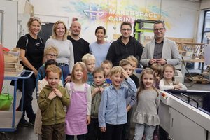 Der Kindergarten Sonnenschein im Klagenfurter Makerspace. Stadtrat Mag. Franz Petritz (Referent für Elementarpädagogik) und Kindergartenleiterin Daniela Wrumnig mit den kleinen Forscherinnen und Forschern. Foto: StadtKommunikation / Wajand