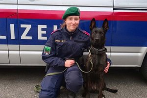 Polizeidiensthundeführerin Christina mit Hündin „Oana“. Foto: Polizei Kärnten