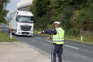 Aus dem Verkehr gezogen: Undichter Dieseltank und zahlreiche Mängel. Foto: Symbolbild/Polizei Kärnten